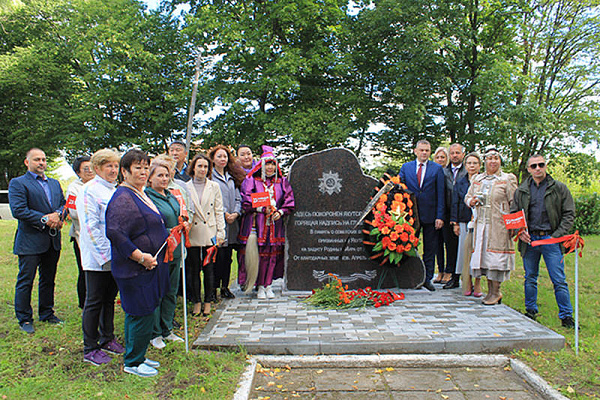Галина Данчикова возложила цветы к памятнику воинам-якутянам в поселке Корнево